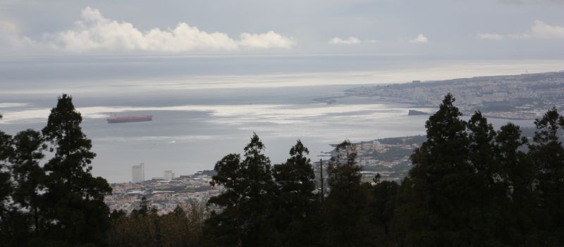 Uitzicht over de zee en Ponta Delgado