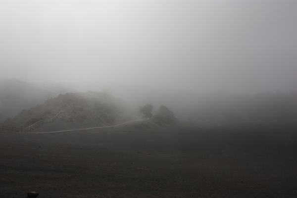 mist op de top van Irazu over maanlandschap van zwarte lavasteentjes